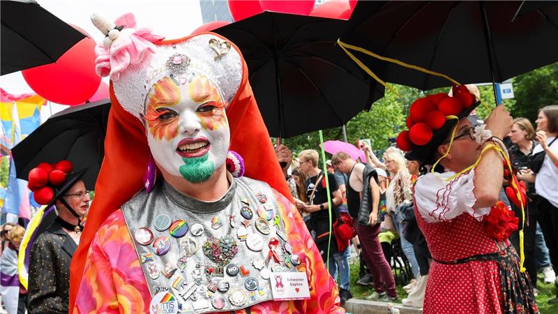 Bilder des Tages Die Parade zum Christopher Street Day (CSD) zieht über den Steindamm in die Innenstadt Hamburgs.