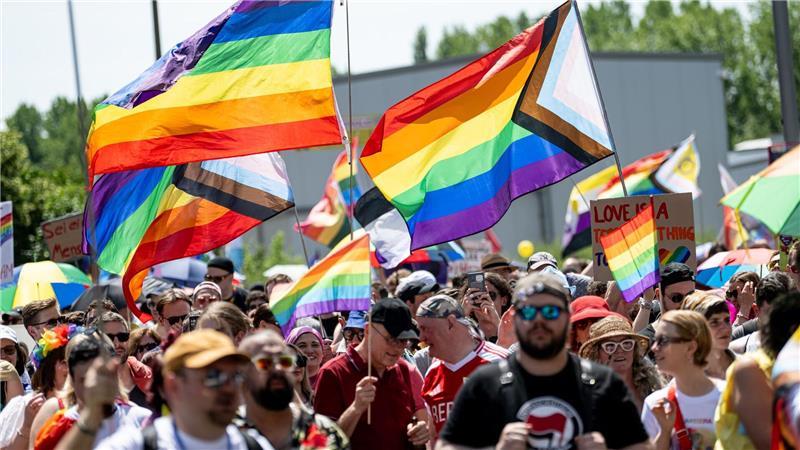 „Stolzmonat“ gehört queerem Influencer Die Paraden im Pride Month sind der rechten Szene ein Dorn im Auge.