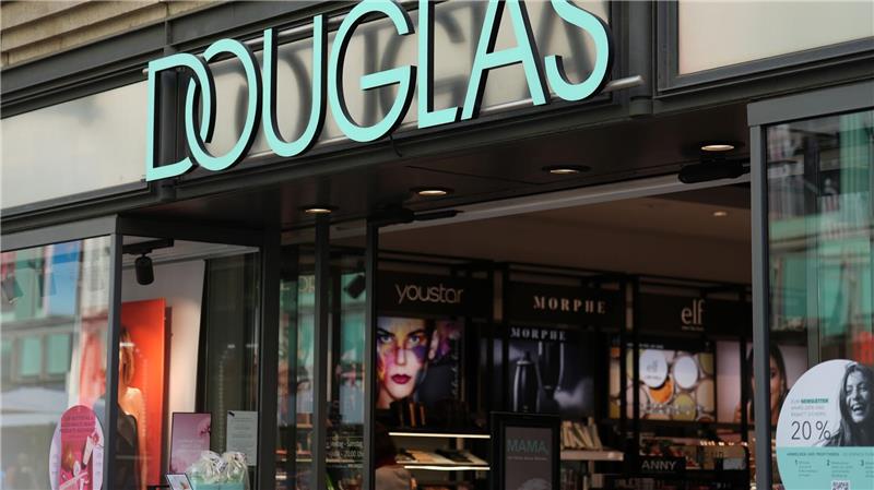 Die Parfümeriekette Douglas hat in Deutschland etwa 340 Filialen.