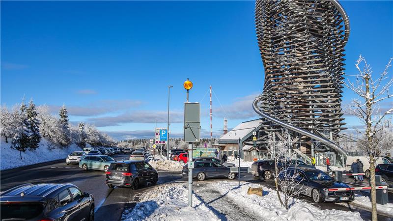 Die Parkplätze am Harzturm, voller Autos.