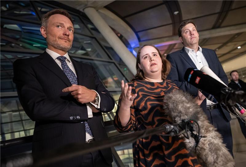 Grüne Ernüchterung nach dem Koalitions-Marathon Die Parteichefs der Koalitionsparteien: Lars Klingbeil (SPD) Ricarda Lang (Grüne) und Christian Lindner (FDP, v.l.n.r.).