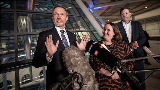 Die Parteichefs der Koalitionsparteien Lars Klingbeil (SPD), Ricarda Lang (Grüne) und Christian Lindner (FDP, v.r.) sprechen im Bundestag nach dem Koalitionsausschuss. Die Spitzen von SPD, Grünen und FDP haben nach dreitägigen Verhandlungen eine Einigung in mehreren Streitfragen erzielt. Foto: Michael Kappeler, dpa/pa