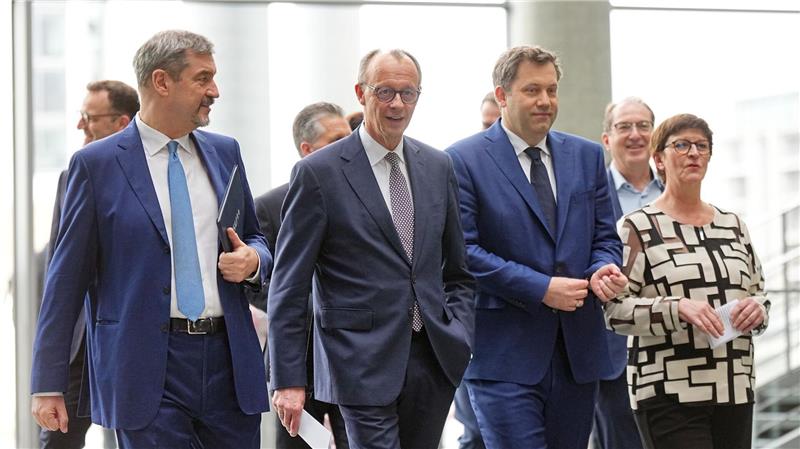 Union und SPD machen Weg für gemeinsame Regierung frei Die Parteispitzen zeigten sich zufrieden.