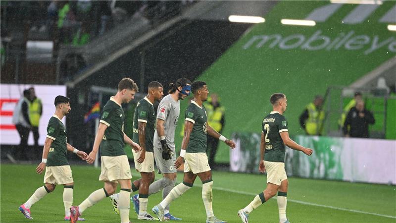 Bayern deklassiert HSV - Dortmund bestätigt Frühform Die Partie von Wolfsburg gegen Köln musste wegen eines Unwetters unterbrochen werden