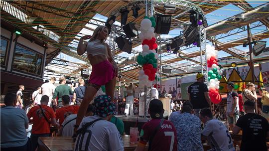 Die Party zur Eröffnung der Saison im Lokal „Bierkönig“ begann schon am Nachmittag.