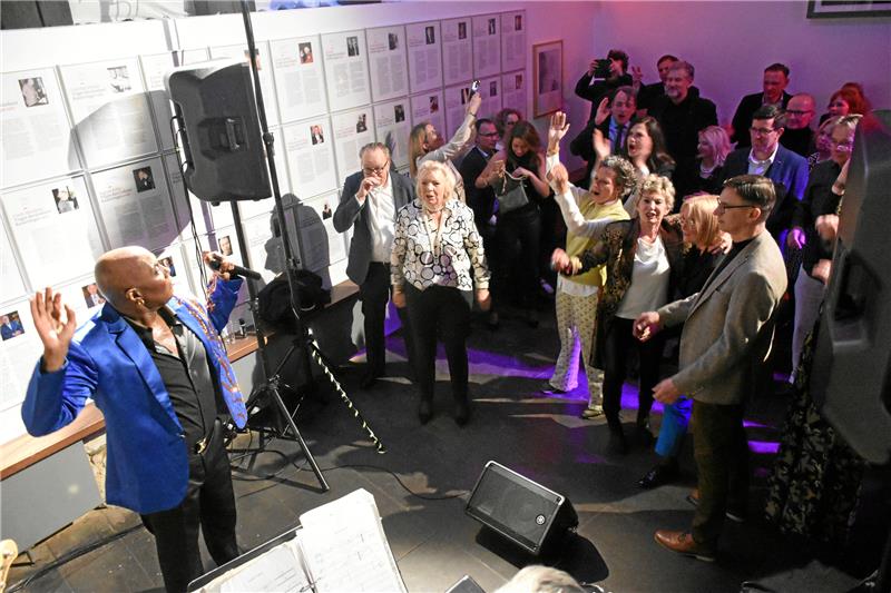 Mönchehaus: Ob Kunst oder Leben – hier wird gefeiert Die Partystimmung wurde immer ausgelassener.