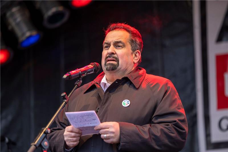 Zentralrat der Muslime empört über CDU-Grundsatzprogramm Die Passage im CDU-Grundsatzprogramm sei «ein weiterer Versuch der Christlich Demokratischen Union in trüben Gewässern zu fischen, um Muslime zu stigmatisieren», sagt der Zentralrats-Vorsitzende Aiman Mazyek.