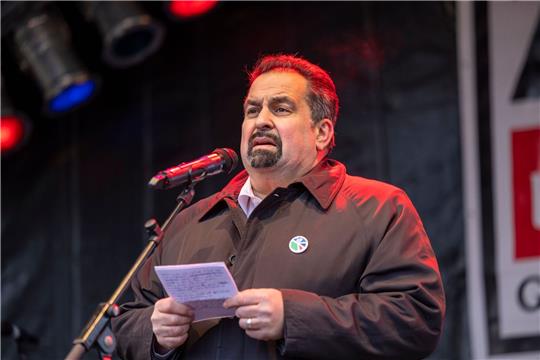 Die Passage im CDU-Grundsatzprogramm sei «ein weiterer Versuch der Christlich Demokratischen Union in trüben Gewässern zu fischen, um Muslime zu stigmatisieren», sagt der Zentralrats-Vorsitzende Aiman Mazyek.
