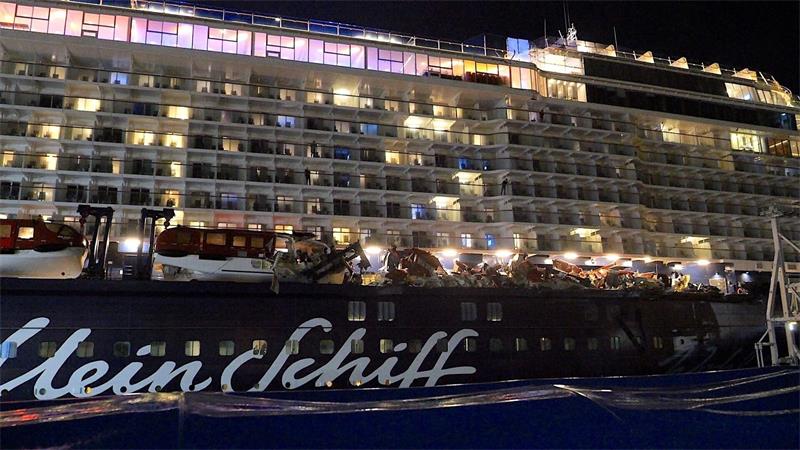 Die Passagiere können auf dem Schiff bleiben. 