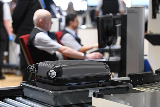 Die Passagierkontrollen am Frankfurter Flughafen will der Airport künftig selbst in die Hand nehmen.