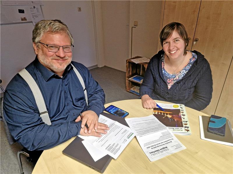 Die Pastoren André Dittmann und Mirja Rohr erläutern das rollierende System für Trauerfeiern. Im ersten Quartal 2024 sollen die bekannten Zuständigkeiten für Pfarrbezirke aufgehoben werden. Foto: Knoke