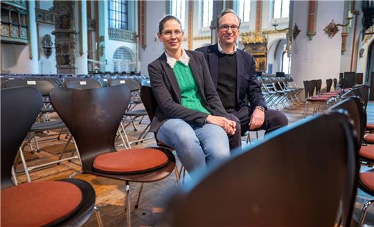 Die Pastoren Dorothea und Diederik Noordveld sitzen zusammen in der St. Johanniskirche.