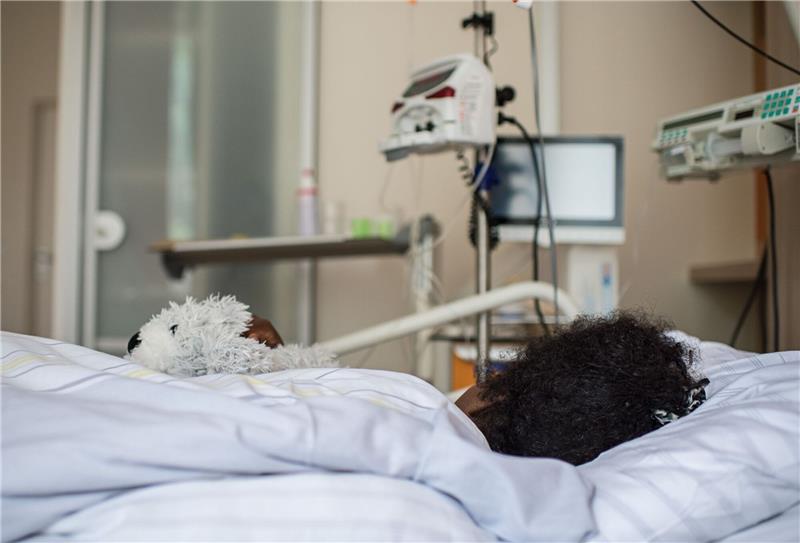 TDF: 100.000 Frauen von Genitalverstümmelung betroffen Die Patientin Deqo (Name geändert) aus Somalia im Krankenhaus: Sie kämpft mit schweren Folgen von Genitalverstümmelung, die sie als kleines Kind erlitten hat.