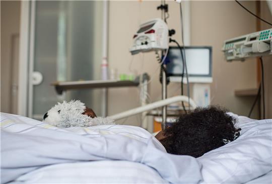 Die Patientin Deqo (Name geändert) aus Somalia im Krankenhaus: Sie kämpft mit schweren Folgen von Genitalverstümmelung, die sie als kleines Kind erlitten hat.