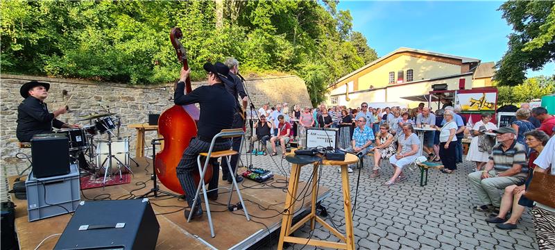 Rückblick auf die 44. Goslarer Tage der Kleinkunst Die Pausen zum Ausdampfen und Musikhören werden auf dem Außengelände des Kulturkraftwerks gerne genutzt.