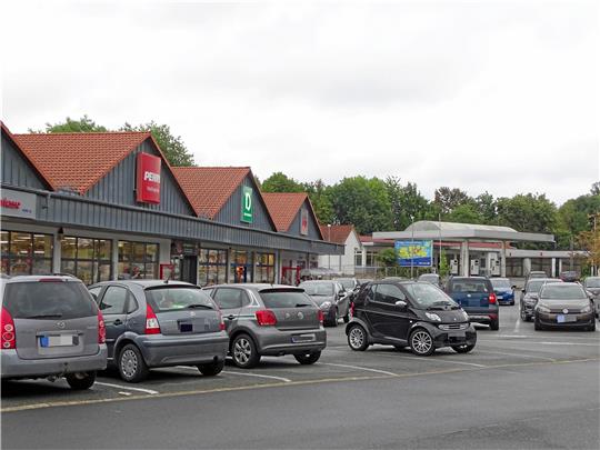 Die Penny-Filiale in der Harlingeröder Klagestraße ist Teil eines Fachmarktzentrums. Zum 31. Dezember schließt sie ihre Türen. Ein weiterer Leerstand, sehr zum Unmut der Anwohner. Die Tankstelle im Hintergrund – sie hat mit Penny nichts zu tun – hat ihren Betrieb nämlich vor einiger Zeit auch schon eingestellt. Foto: Exner