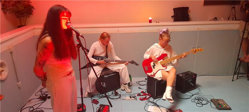 Performance: Punk und Pop im Pool Die Performance von Lexi Schnäbele ging mit zwei Musikerinnen über die "Bühne" im Becken. Foto: Kempfer