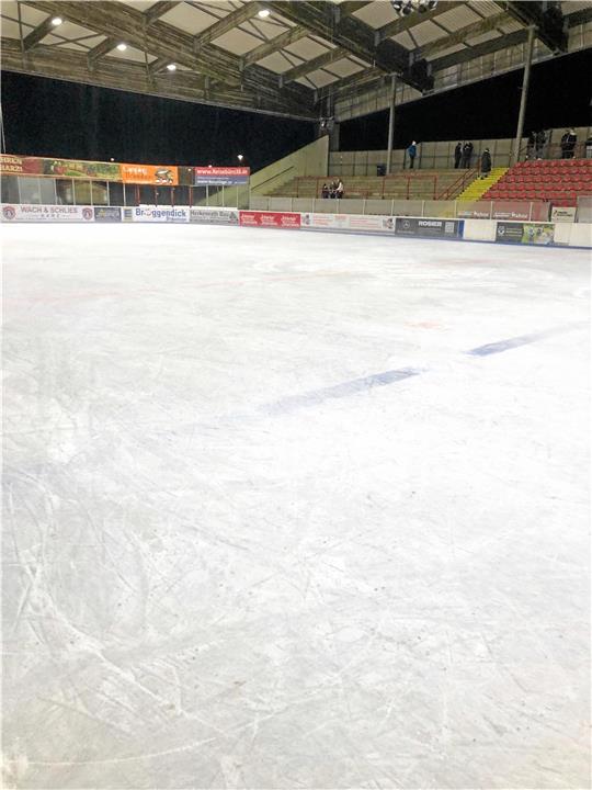Die Perspektive täuscht nicht. Die Eisfläche im Wurmbergstadion ist annähernd weiß, die farbigen Markierungen sind kaum zu erkennen. Foto: Privat