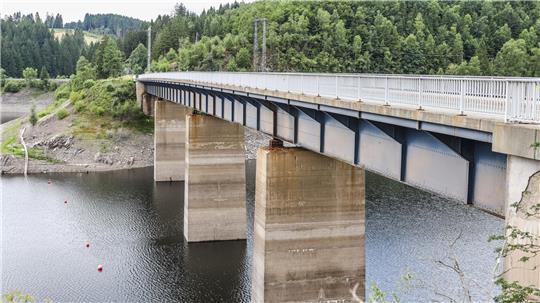 Die Pfeiler der Bramkebrücke werden zwar etwas gekürzt, tragen aber auch das neue Bauwerk wieder.