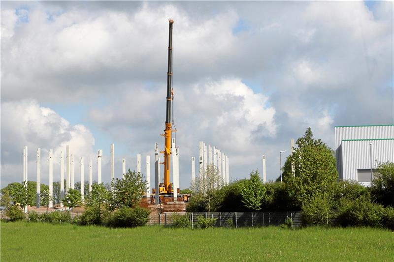 Die Pfeiler der neuen Halle des Logistikzentrums ragen bereits in die Höhe. Das Unternehmen steckt rund drei Millionen Euro in die Erweiterung.  Foto: Gereke
