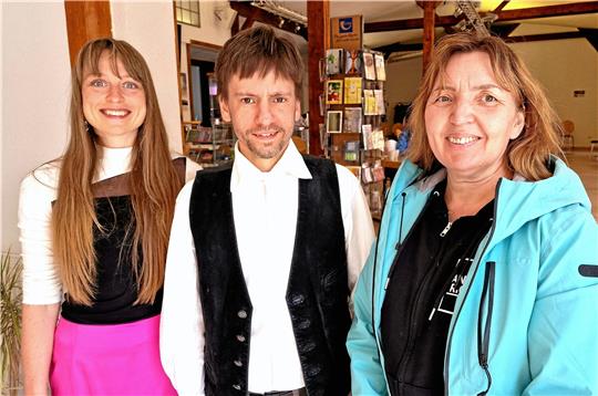 Die Pfingst-Pastoren Christina Stegemann (links) und Matthias Pipke organisieren den Nachmittag, bei dem Mila Dutsiuk (rechts) die Übersetzung ins Ukrainische übernimmt. Foto: Weiss