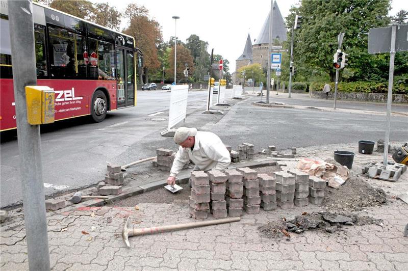 Die Pflasterarbeiten werden sich über den Freitag hinaus hinziehen.