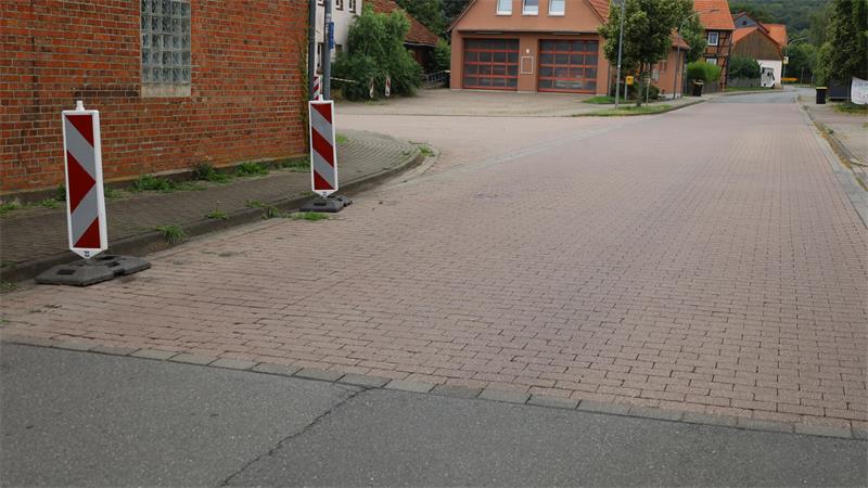 Die Pflasterfläche wird durch eine Asphaltschicht ersetzt.