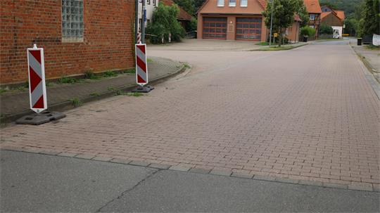 Die Pflasterfläche wird durch eine Asphaltschicht ersetzt.
