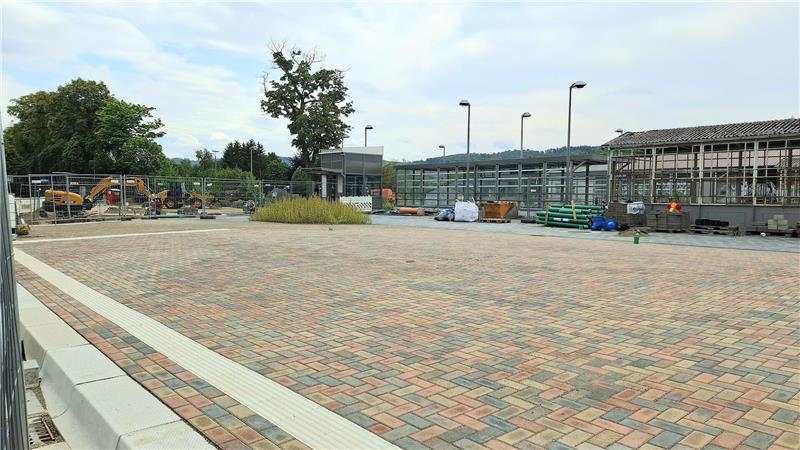 Die Pflasterung auf dem Bahnhofsvorplatz ist so gut wie abgeschlossen. Im hinteren Parkbereich laufen die Arbeiten auf Hochtouren.