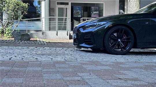 Die Pflasterung der Herzog-Wilhelm-Straße hat sich an der Einmündung Koldeweystieg so sehr gesenkt, dass Autos aufsetzen.