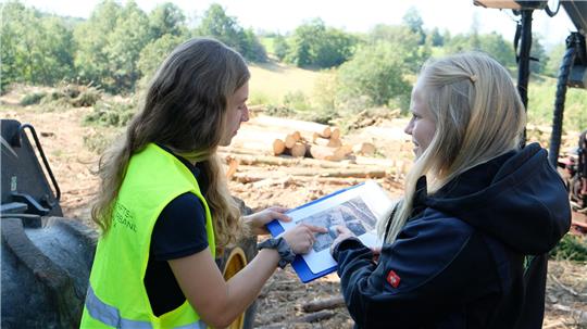 Die Pflege und Renaturierung der Bergwiesen bei Hohegeiß gehört zu den Projekten im Jahr 2024 der "Ökologischen Station Westharz". Die Aufgaben liegen in den Händen von Carolin Kluger und Anna Nolte (r.) vom Landschaftspflegeverband Goslar.