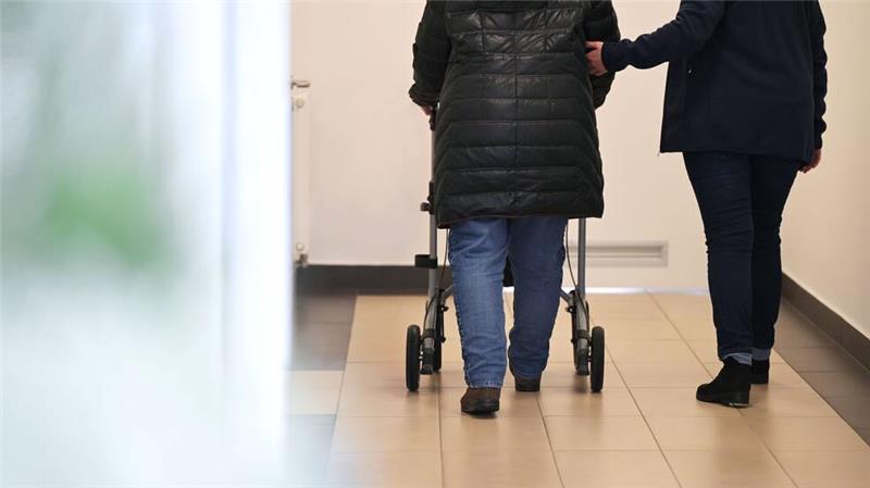 Was bringt 2025 bei der Pflege? Die Pflegeversicherung wird 2025 wieder teurer. (Archivbild)