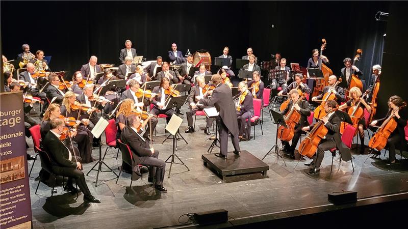 Das Orchester Philharmonia Frankfurt mit dem Dirigenten Juri Gilbo.