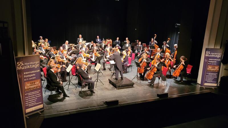 Harzburger Musiktage beginnen mit was „Schrägem“ auf die Ohren Die Philharmonia Frankfurt und ihr Dirigent Juri Gilbo (Mitte) eröffnen die 55. Harzburger Musiktage.