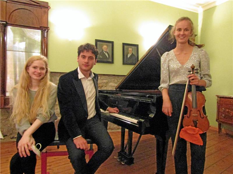 Die Pianisten Hanna Schwalbe und Aidan Mikdad und Geigerin Johanna Schubert (von links) gehören zu den Meisterschülern von Martin Helmchen und Elisabeth Kufferath, die sich am Donnerstagabend in der Münze präsentieren.  Foto: Dührkop