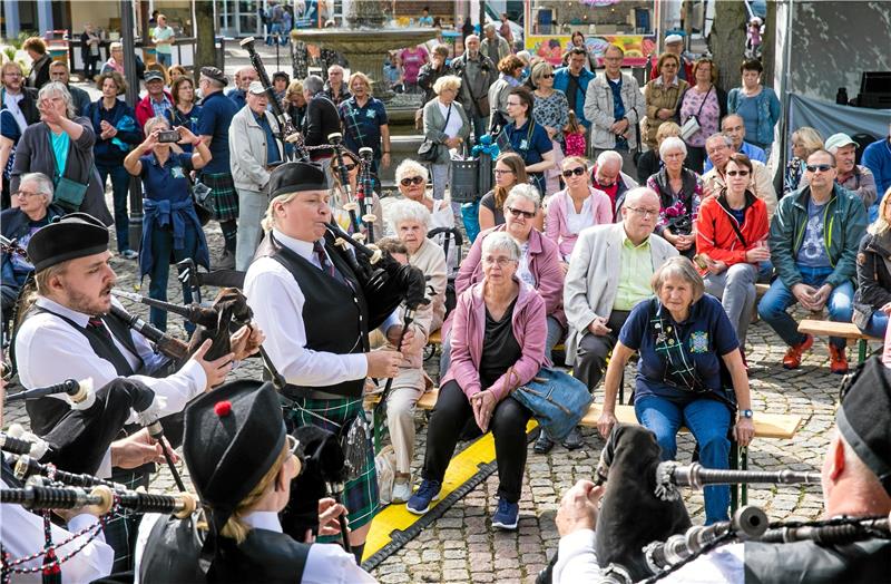 Mega-Musikfest am Samstag: Wer spielt wann und wo? Die Pipes and Drums spielen Samstag am Karstadt-Turm. Archivfoto: Jörg Scheibe