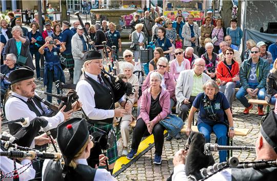Die Pipes and Drums spielen Samstag am Karstadt-Turm.  Archivfoto: Jörg Scheibe