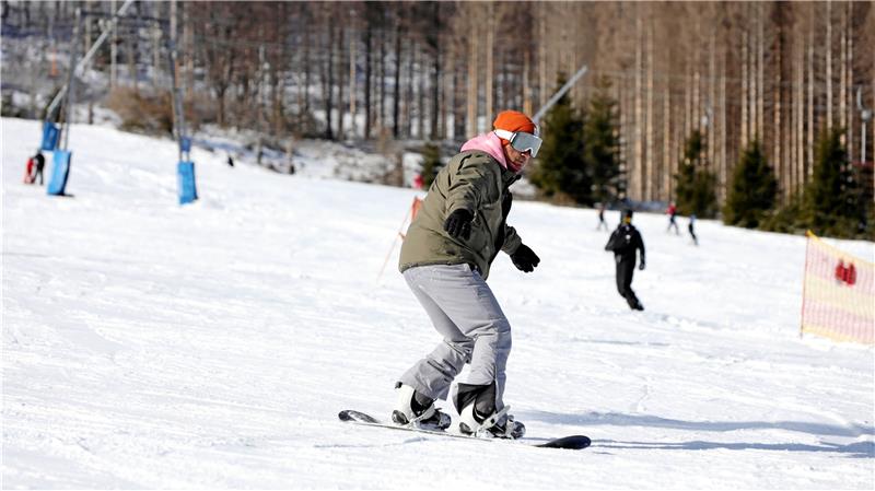 Braunlage: Die Skisaison ist noch nicht beendet Die Pisten am Wurmberg sind bestens präpariert. „An vielen Stellen liegt der Schnee um einen Meter hoch“, sagt Betriebsleiter Fabian Brockschmidt. Fotos: Neuendorf