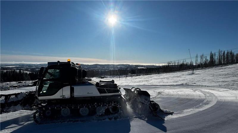 Die Pistenraupe ist dabei, den technisch erzeugten und natürlichen Schnee auf dem Hang am Hexenritt zu verteilen.