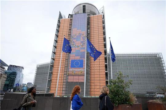 Die Pläne sehen vor, dass bei EU-Zielvorgaben für den Abbau von zu hohen Defiziten und Schuldenständen die individuelle Situation von Ländern stärker als bislang berücksichtigt wird.