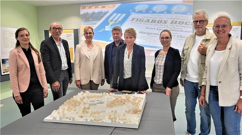 Die Planer, Macher und Investoren des Kaiserpfalz-Quartiers eröffnen die Ausstellung zum Mega-Projekt im Mach-Mit-Haus am Marktplatz. Foto: Roß