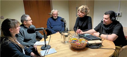 Die Podcast-Gruppe im Gespräch: (v.l.) Bufdi Emma Wegner, Boomer-Generations-Vertreter Josef Abt und Volker Ohse, Projektkoordinatorin des Mehrgenerationenhauses Kerstin Eilers-Kamarys und Michael Marintschack, Propsteijugenddiakon und Projektleiter. Foto: Jenzora