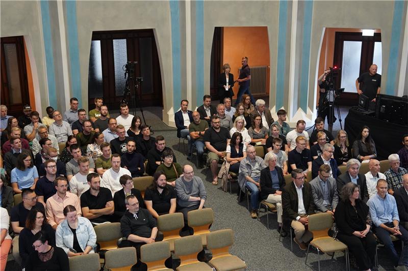 Die Podiumsdiskussion zieht viele Zuschauer in den Kuppelsaal der Aula Academica. Foto: Bode