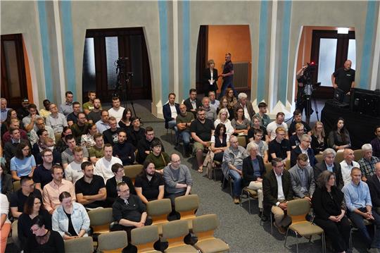 Die Podiumsdiskussion zieht viele Zuschauer in den Kuppelsaal der Aula Academica. Foto: Bode