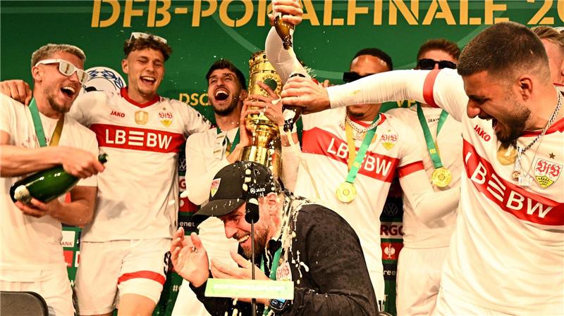 Die Pokalsieger überraschten ihren Trainer mit einer Sektdusche.