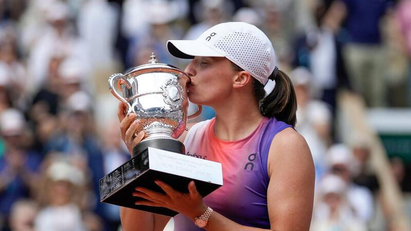 „Liebe diesen Platz“: Swiatek gewinnt French Open Die Polin Iga Swiatek küsst die Trophäe nach ihrem bei den French Open.
