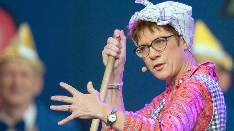 „Ich bin glücklich“ - AKK nach ihrem Rückzug Die Politik bietet noch genug Stoff für Auftritte als Putzfrau Gretel im Karneval, meint Kramp-Karrenbauer, die die Rolle schon oft gespielt hat. (Archivbild)