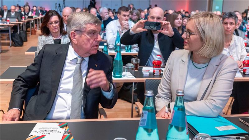 Ringen um die Ringe: Olympia-Vierkampf spitzt sich zu Die Politik um Sport-Staatsministerin Christiane Schenderlein (CDU, r) unterstützt eine deutsche Olympia-Bewerbung.