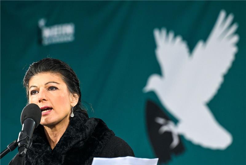 Tausende bei Friedensdemonstration mit Wagenknecht in Berlin Die Politikerin Sahra Wagenknecht während ihrer Rede bei der Friedensdemonstration.