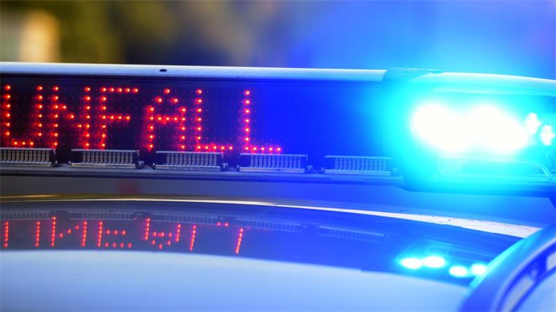 Ein Blaulicht auf einem Polizei-Fahrzeug mit der Aufschrift „Unfall“